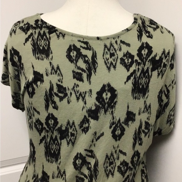 Sans Souci Women’s Short Sleeve Scoop Neck Asymmetric Shredded Hem Top, size M - Picture 10 of 10